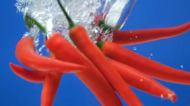 Chili Peppers suya düşüyor Hava kabarcıkları yaratıyor.