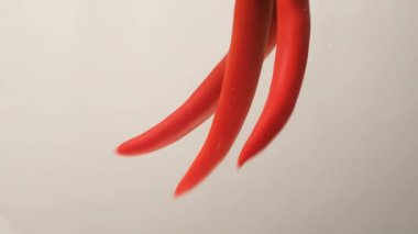 Chili Peppers suya düşüyor Hava kabarcıkları yaratıyor.