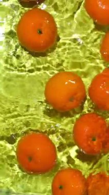 Hareket halindeki mandalinalar dinamik su dalgalanmaları yaratıyor.