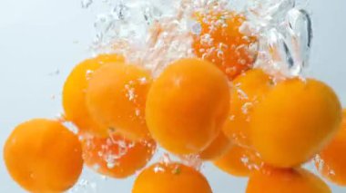 Baloncuklu taze mandalina sualtı manzarası, yavaş çekim.