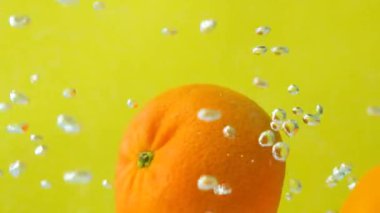 Tüm mandalinalar suda, kabarcık oluşumu, yavaş çekim.