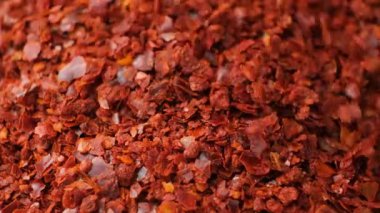 Baharatlı kırmızı biber yavaş çekimde dökülür..