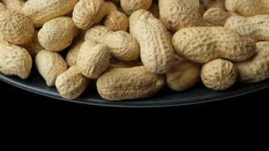 Shell Pour 'daki Tüm Çiğ Fıstık Yavaş Çekim Yakın Çekim.