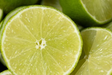 Makro Görünüm Üst Görünümünde Sulu Yeşil Kireç Yarıları.