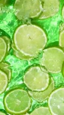 Citrus limonu suya sıçradı. Tropik Yaz Titreşimleri Dikey Yavaş Hareket.