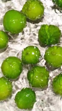 Taze Limonlar Su Üstünde Yüzüyor Dikey Yavaş Hareket.