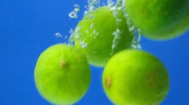 Su altında taze limon. Citrus kabarcıklarının patlaması Yavaş Hareket.