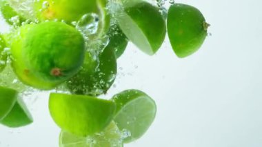 Yüzen Kireç Yarısı. Citrus Sualtı Sahnesi Tazeleniyor