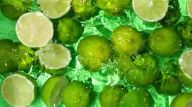 Tropikal Meyve Kireç Yarısı Suyun Yavaş Hareketinde.