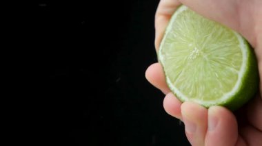 Citrus Splash. El sıkma Taze Yeşil Kireç Yavaş Hareketi.