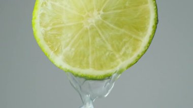 Limon Suyu Akımı. Makro Citrus Ayrıntısı Yavaş Hareket.