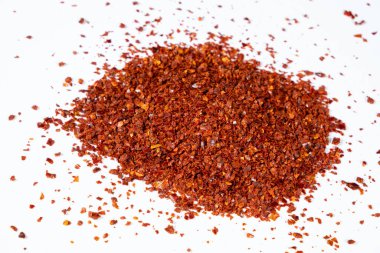 Sıcak kırmızı biber ezilmiş ve kurutulmuş, beyaz arka planda doğal baharat..