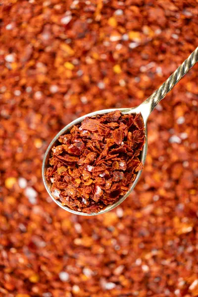 Bir kaşık üst görüşlü makroda baharatlı biber..