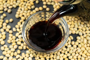 Soya sosunu bir tencereye dökme sürecine yakın çekim