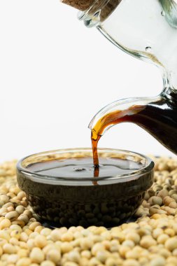 Soya sosunu bir tencereye dökme sürecine yakın çekim