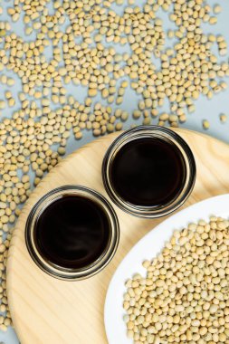 Soya sosu kaseleri çiğ soya fasulyesinin üst görüntüsü arasında..