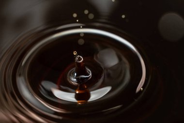 Soya Sosu 'nun Kara Kahverengi Damlası Yakın Odaklanma.