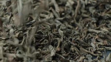 Siyah büyük yaprak çay yaprakları dökülüyor, makro dokular