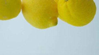 Makro su manzarasında yüzen taze limonlar..