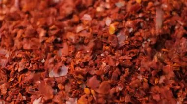 Baharatlı kırmızı biber yavaş çekimde dökülür..