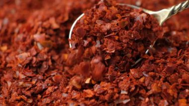 Ezilmiş kırmızı kırmızı biber kaşıkta doğal baharat, ağır çekimde..