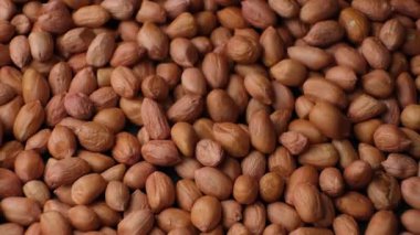 Çiğ Kahverengi Fıstık Yığının Üzerine Düşüyor.