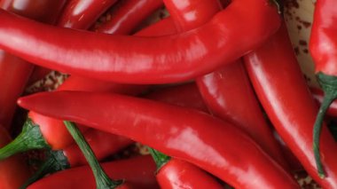 Taze kırmızı biberlerin yakın çekimi üst görünümü döndürür.