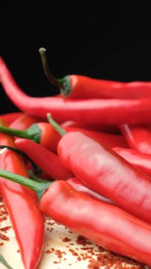 Taze Kırmızı Biberler Siyah Arkaplanda Dikey Dönüşür.