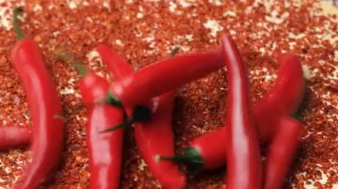 Taze Chili Peppers Ezilmiş Kuru Chili Pepper Baharat Tarafı Yavaş Görünüm 'e Düşüyor