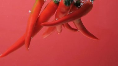 Taze kırmızı biberler suya batırılmış, su kabarcıkları, ağır çekim