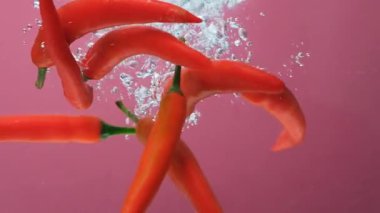 Temiz Su Bileşimi İçin Parlak Taze Biberler.