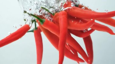 Chili Peppers suya düşüyor Hava kabarcıkları yaratıyor.