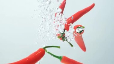 Chili Peppers suya düşüyor Hava kabarcıkları yaratıyor.