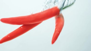 Chili Peppers suya düşüyor Hava kabarcıkları yaratıyor.