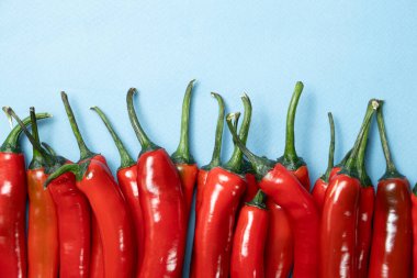 Keskin ve Baharatlı Biberler Mavi Arkaplanda En İyi Görünüm.