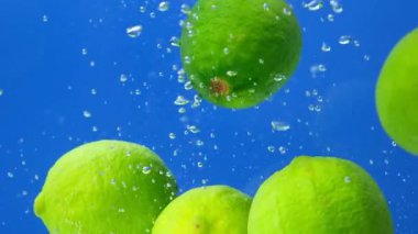 Su altında taze limon. Citrus kabarcıklarının patlaması Yavaş Hareket.