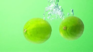 Yavaş çekim yapan limonlar. Temiz Meyve Düşürme