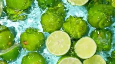 Suya bakan limonların yarısının parlak meyveli yaz arkaplanı yavaş çekimde..