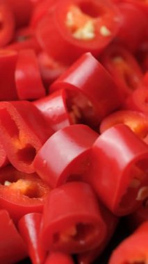 Doğranmış taze kırmızı biber yakın çekim dikey döndür.