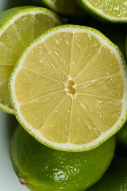 Macro View 'da Sulu Yeşil Kireç Yarıları.