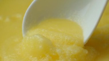 Geleneksel Hint Ghee in Spoon, Altın Doku