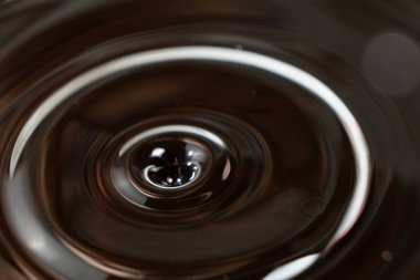 Soya Sosu Düşüşünün Sanatsal Yakın Çekimi.