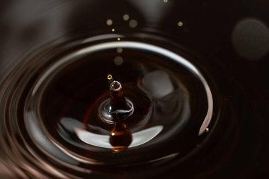 Soya Sosu 'nun Kara Kahverengi Damlası Yakın Odaklanma.