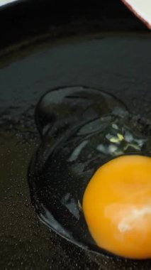 Pişirme Yumurtaları, Yağda Yumurta Kızartma Dökme Demir Pan, Dikey Yavaş Hareket