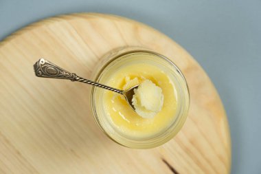 Ghee tereyağı, kaşık görünümlü tereyağı.
