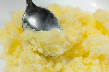 Doğal Hint Geleneksel Ghee Tereyağı Kaşıkla Açıklandı.