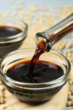Soya sosunu bir tencereye dökme sürecine yakın çekim