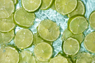 Taze yaz arkaplan dilimleri, taze limonlar, biraz su.