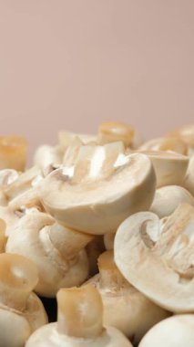 Mutfak Dikey Arkaplan İçin Dönen Beyaz Düğme Mantarları