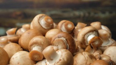 Taze Düğme Kahverengi Mantar Şampiyonları Tahta Arkaplan Dönüşü.